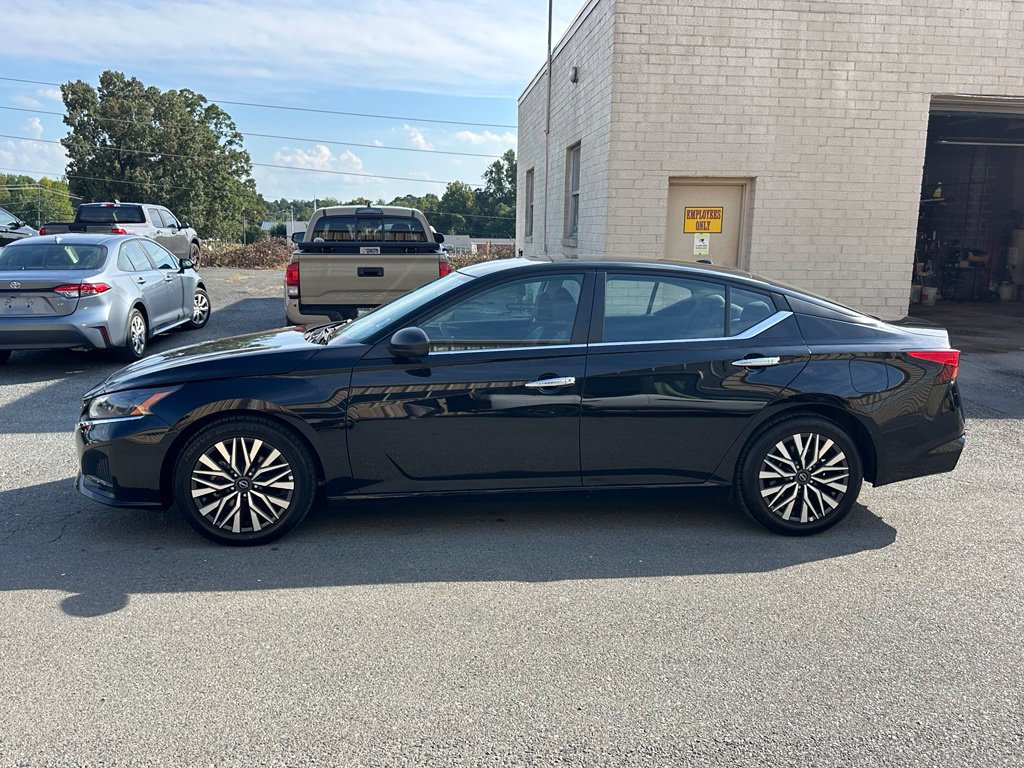 Used 2025 Nissan Altima 2.5 SV FWD image 3