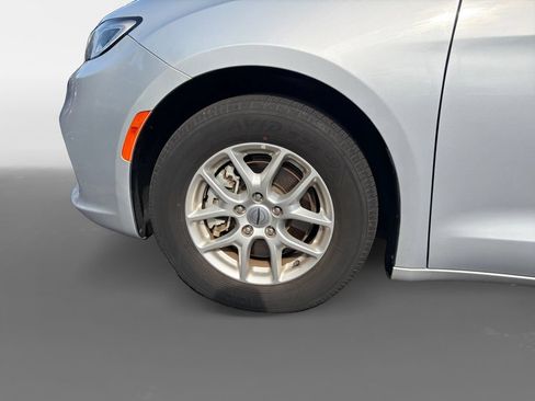 Used 2023 Chrysler Pacifica Touring-L FWD image 13