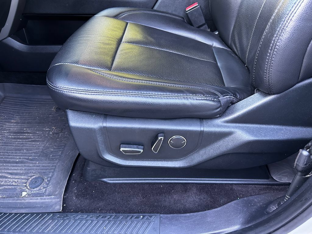 Used 2019 Ford Expedition XLT w/ Equipment Group 202A AWD/4WD image 27