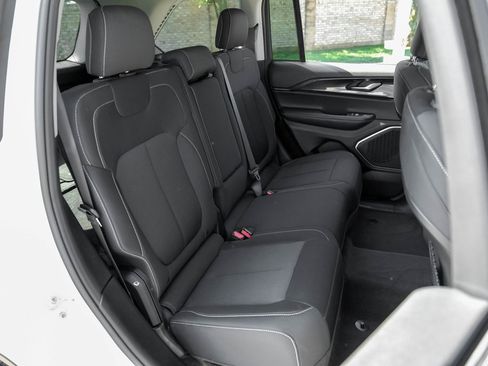 Used 2022 Jeep Grand Cherokee Laredo w/ Luxury Tech Group I image 44