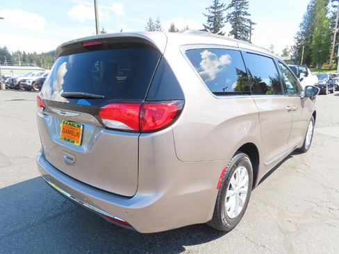 Used 2017 Chrysler Pacifica Touring-L FWD image 8