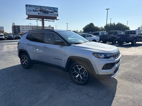 Used 2025 Jeep Compass Limited AWD/4WD image 2