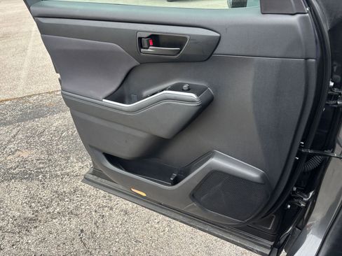 Used 2025 Toyota Highlander LE image 20