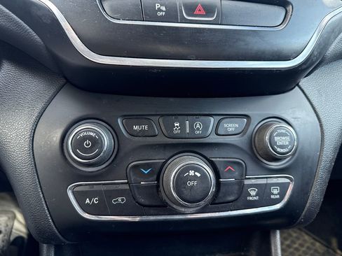 Used 2020 Jeep Cherokee Latitude Plus w/ Cold Weather Group AWD/4WD image 19