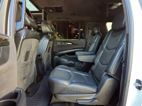Used 2018 Cadillac Escalade ESV Platinum image 33