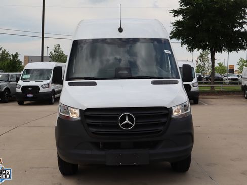 Used 2025 Mercedes-Benz Sprinter 2500 image 9