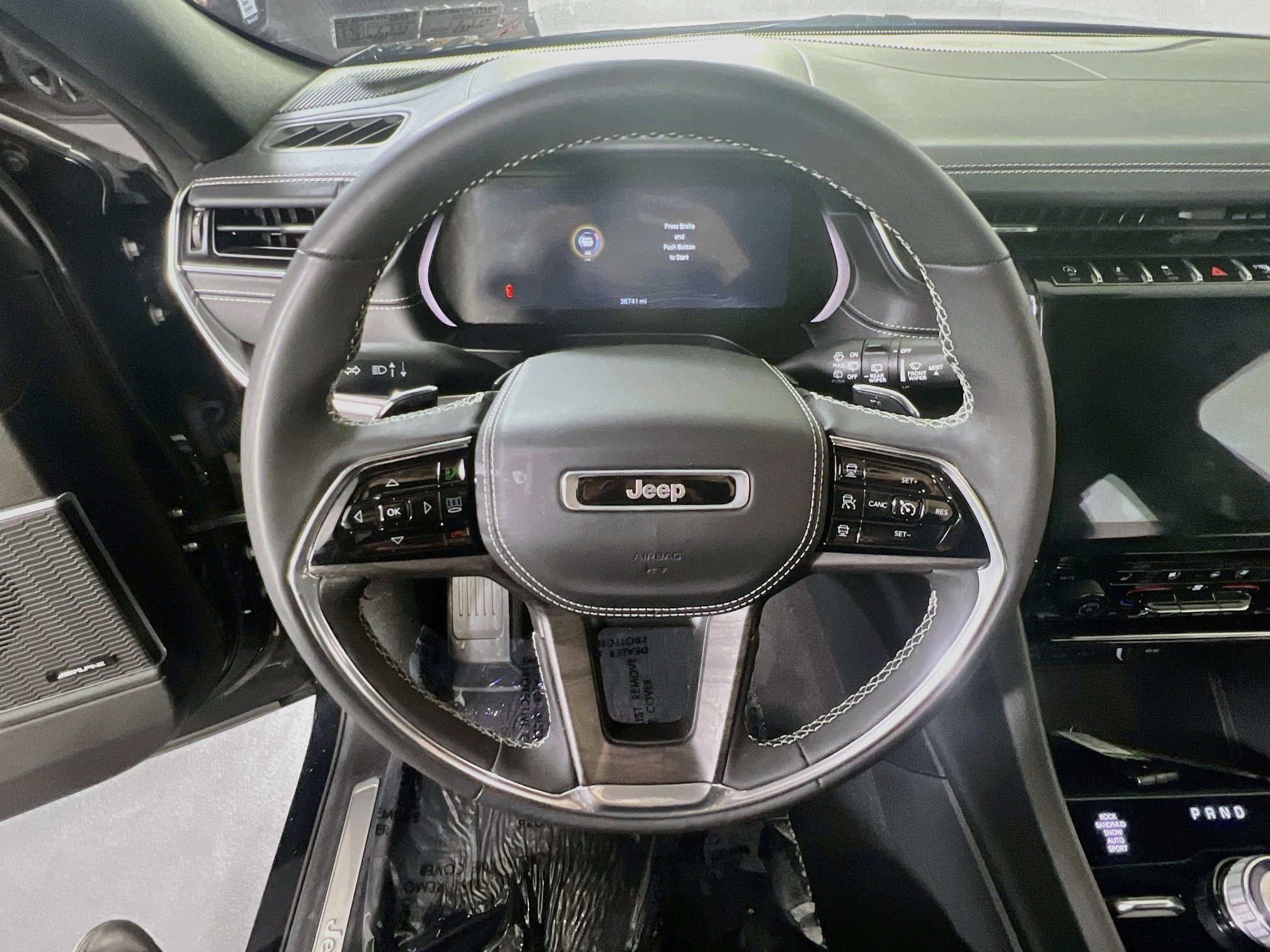 Used 2023 Jeep Grand Cherokee Overland w/ Luxury Tech Group IV AWD/4WD image 11