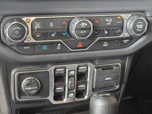 Used 2024 Jeep Wrangler Unlimited Sahara AWD/4WD image 25