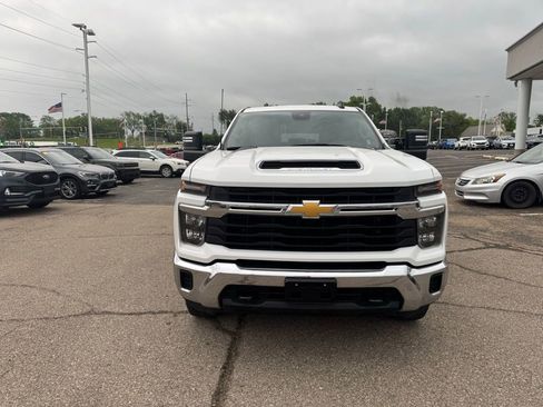 Used 2024 Chevrolet Silverado 2500 LT AWD/4WD image 2