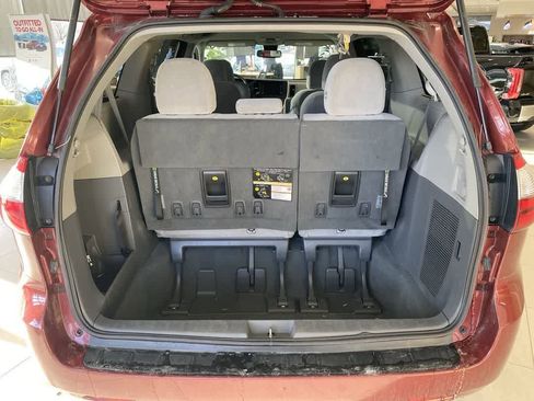 Used 2020 Toyota Sienna LE w/ LE Preferred Package image 23