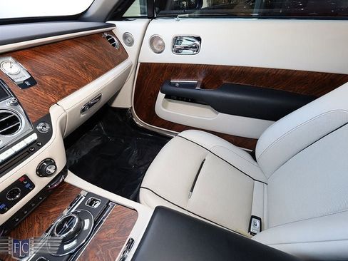 Used 2017 Rolls-Royce Dawn Convertible image 23