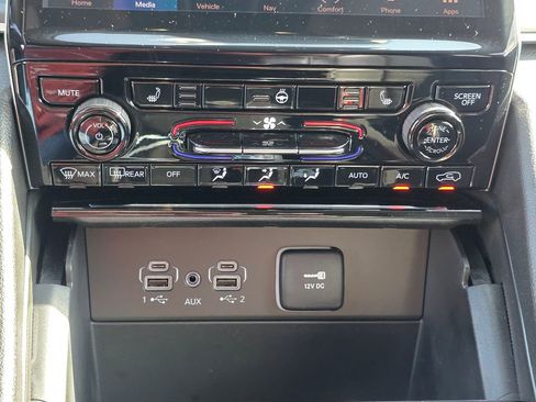 Used 2024 Jeep Grand Cherokee Limited w/ Black Appearance Package image 24