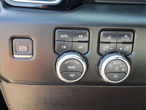 Used 2024 GMC Sierra 3500 Denali w/ Technology Package AWD/4WD image 17