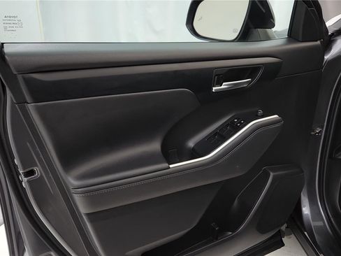 Used 2023 Toyota Highlander XLE image 23