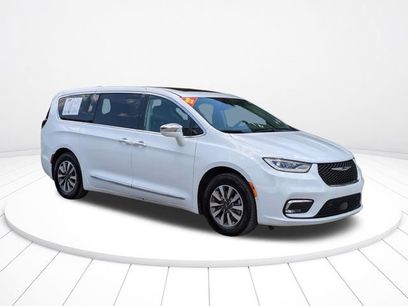Used 2022 Chrysler Pacifica Limited w/ Uconnect Theater Family Group