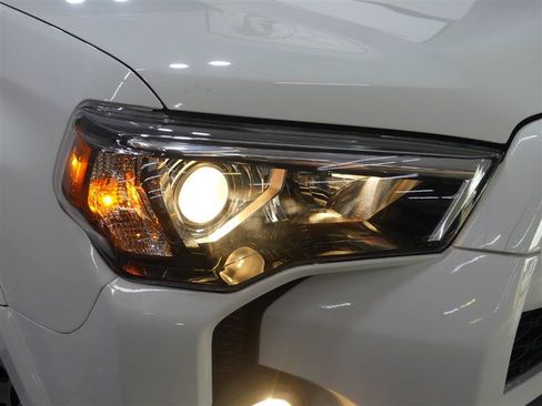 Used 2018 Toyota 4Runner TRD Off-Road Premium AWD/4WD image 14