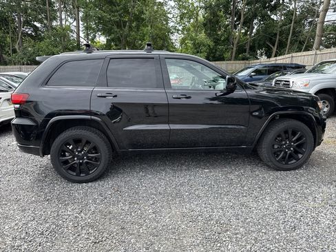 Used 2018 Jeep Grand Cherokee Altitude AWD/4WD image 9