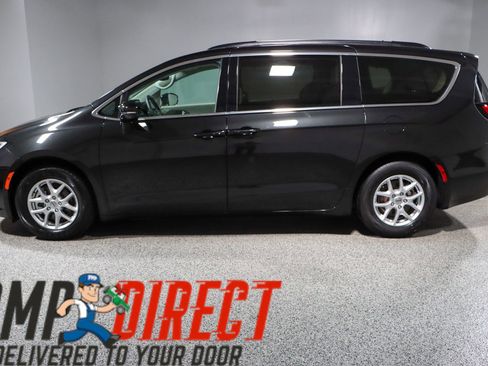 Used 2022 Chrysler Pacifica Touring-L image 10