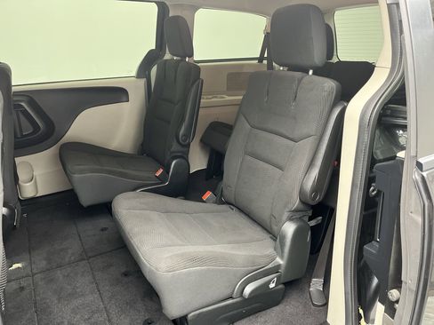 Used 2017 Dodge Grand Caravan SE image 9