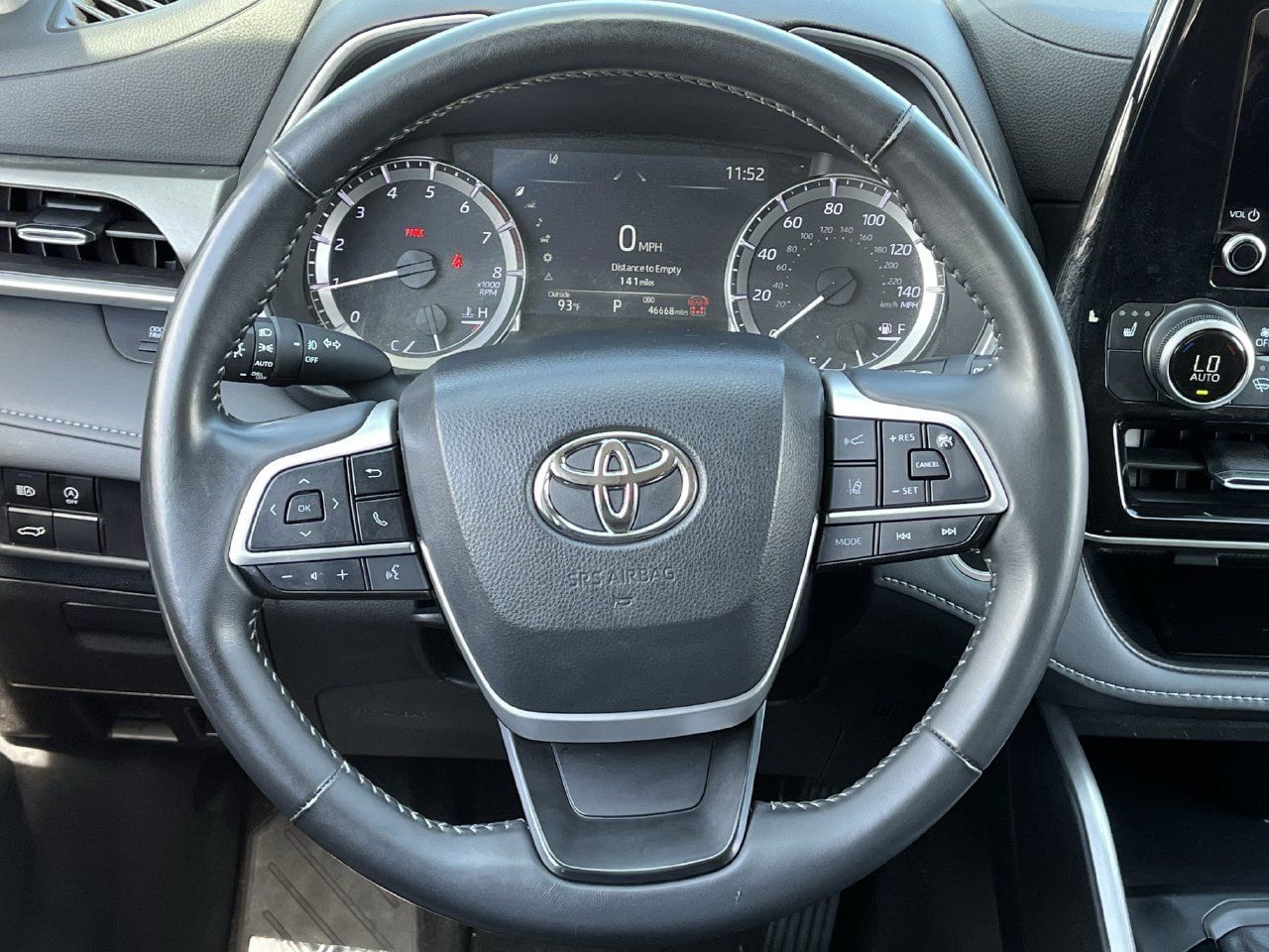 Used 2024 Toyota Highlander XLE FWD image 11
