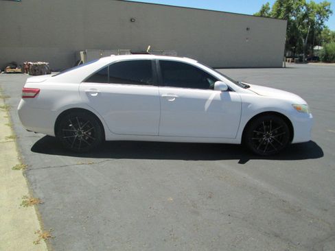 Used 2011 Toyota Camry XLE w/ SE/XLE Extra-Value Pkg image 5