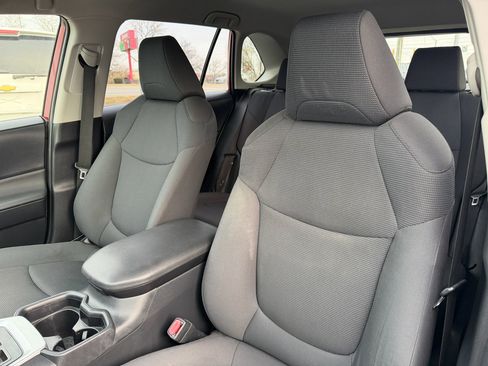 Used 2019 Toyota RAV4 LE image 39