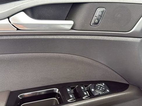 Used 2013 Ford Fusion SE FWD image 12