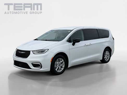 Used 2024 Chrysler Pacifica Touring-L FWD image 3