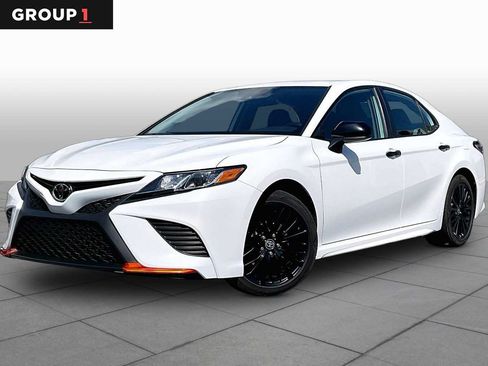 Used 2020 Toyota Camry SE FWD image 1