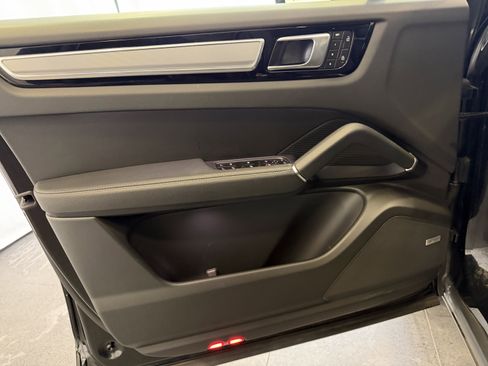 Certified 2023 Porsche Cayenne Platinum Edition image 15