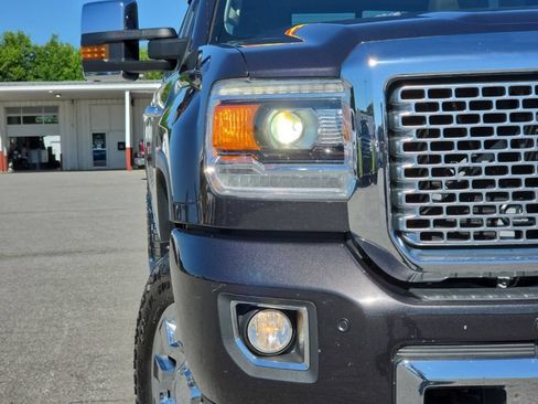 Used 2016 GMC Sierra 2500 Denali w/ Duramax Plus Package AWD/4WD image 9