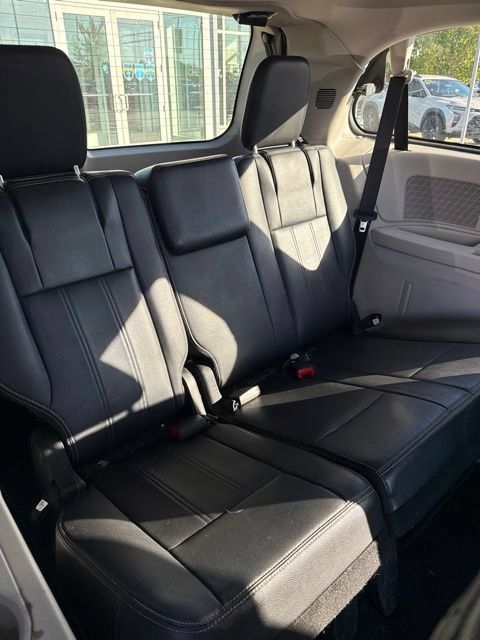 Used 2013 Chrysler Town & Country Touring FWD image 17