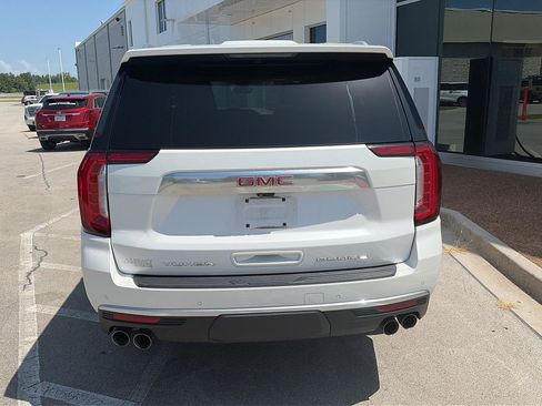 Used 2022 GMC Yukon XL Denali w/ Denali Premium Package AWD/4WD image 7
