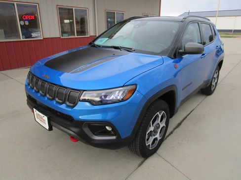 Used 2022 Jeep Compass Trailhawk w/ Sun and Sound Group AWD/4WD image 3