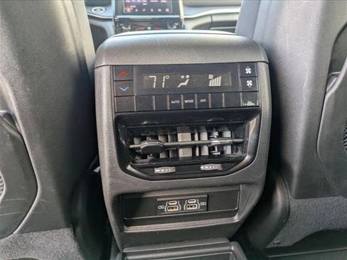 Used 2023 Jeep Grand Cherokee L Laredo image 17