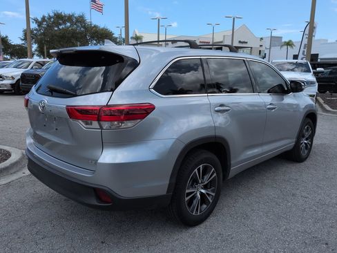 Used 2018 Toyota Highlander Plus FWD image 5