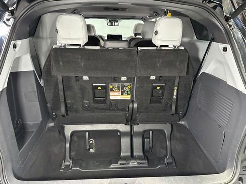 Used 2022 Toyota Sienna XSE FWD image 28