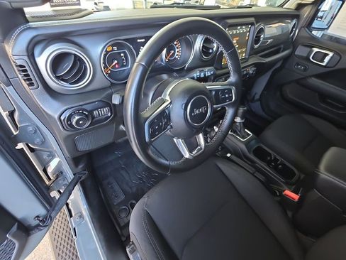 Used 2022 Jeep Wrangler Unlimited Sahara AWD/4WD image 10
