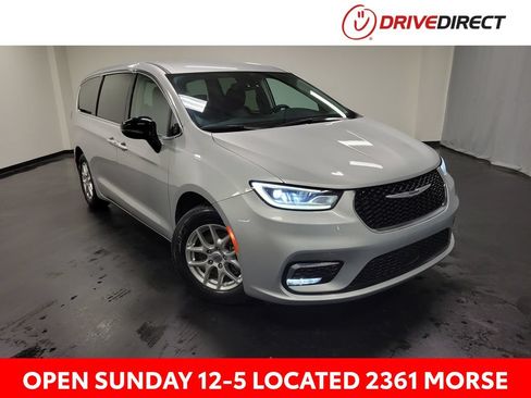 Used 2024 Chrysler Pacifica Touring-L FWD image 1
