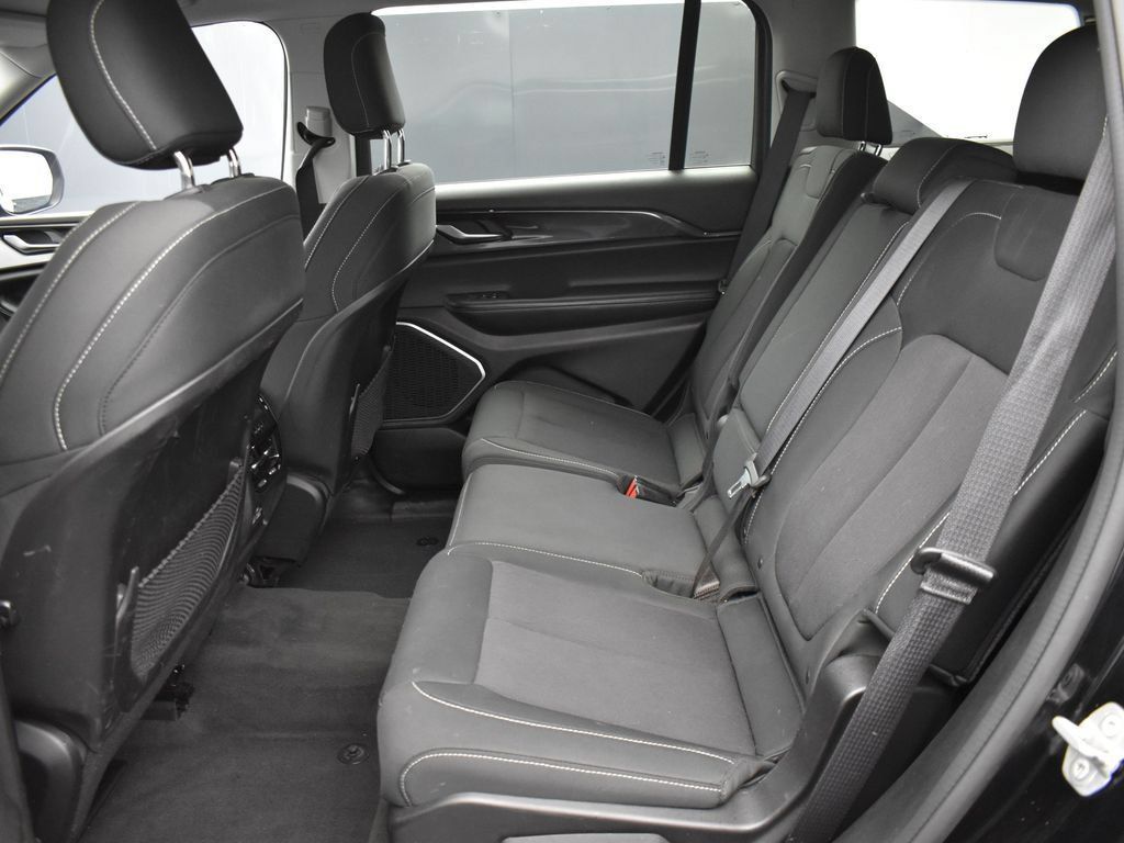 Used 2022 Jeep Grand Cherokee L Laredo w/ Luxury Tech Group I AWD/4WD image 17