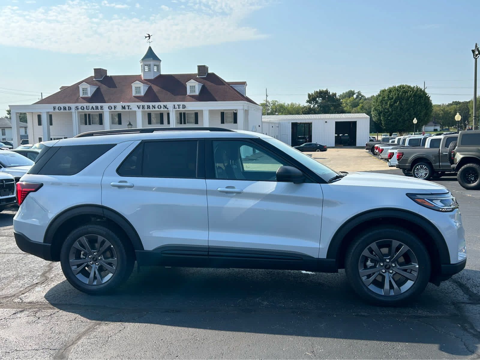 New 2026 Ford Explorer Active w/ Active Comfort Package AWD/4WD image 2