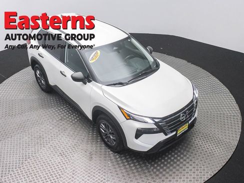 Used 2024 Nissan Rogue S AWD/4WD image 3