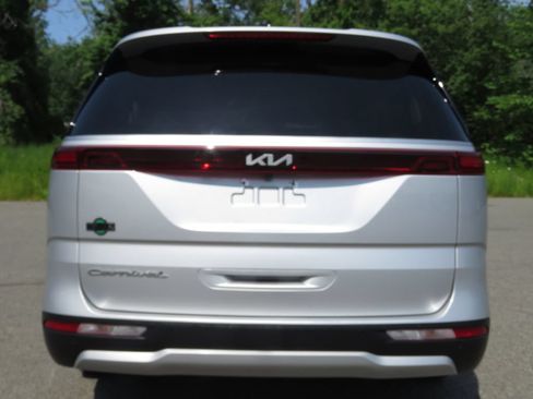Used 2022 Kia Carnival LX FWD image 6