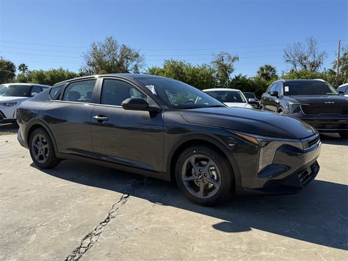 New 2025 Kia K4 LXS image 2