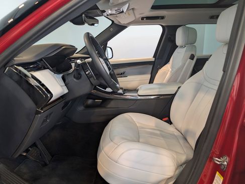 Used 2024 Land Rover Range Rover Sport SE image 13