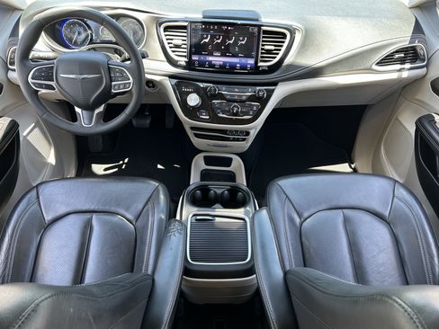 Used 2022 Chrysler Pacifica Touring-L FWD image 13