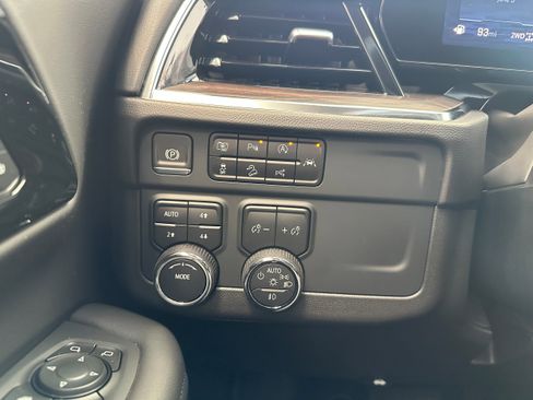 Used 2025 Chevrolet Tahoe Z71 w/ Comfort Package AWD/4WD image 23