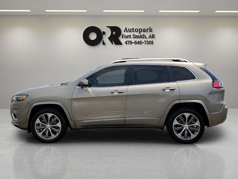 Used 2019 Jeep Cherokee Overland w/ Technology Group AWD/4WD image 3