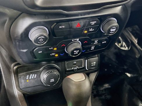 Used 2022 Jeep Renegade Latitude w/ Convenience Group AWD/4WD image 16