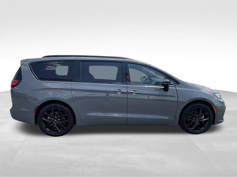 Used 2025 Chrysler Pacifica Limited FWD image 25
